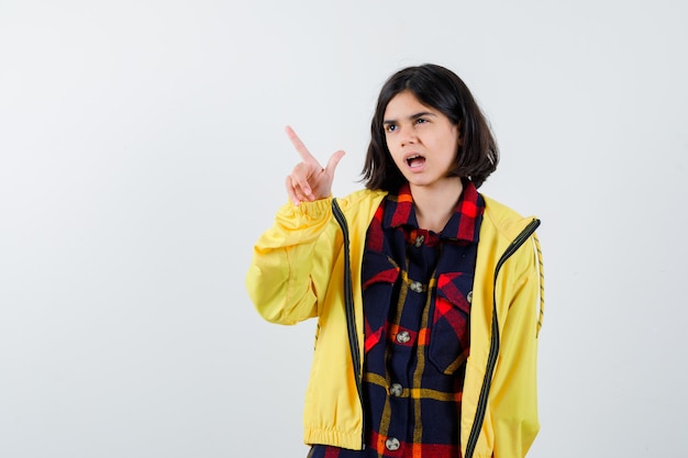 Free photo expressive young girl posing in the studio