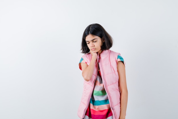 Free Photo expressive young girl posing in the studio