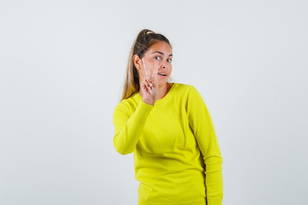 Free Photo expressive young girl posing in the studio