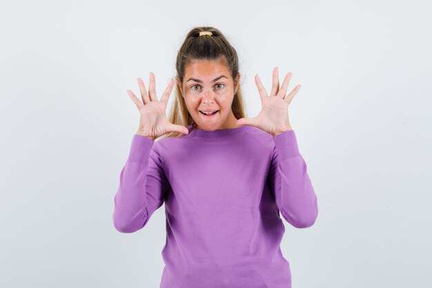 Free photo expressive young girl posing in the studio