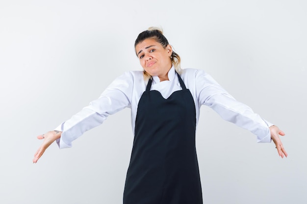 Free photo expressive young girl posing in the studio