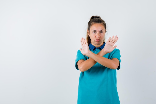 Free photo expressive young girl posing in the studio