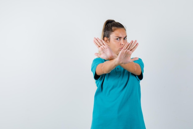 Free Photo expressive young girl posing in the studio