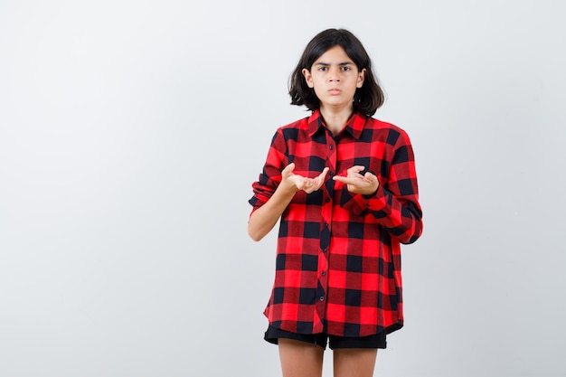 Free photo expressive young girl posing in the studio