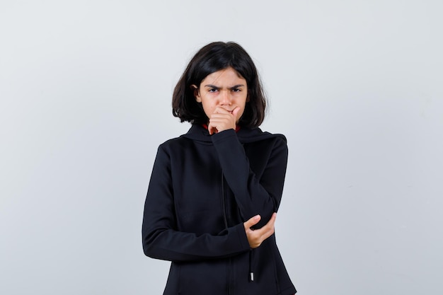 Free Photo expressive young girl posing in the studio