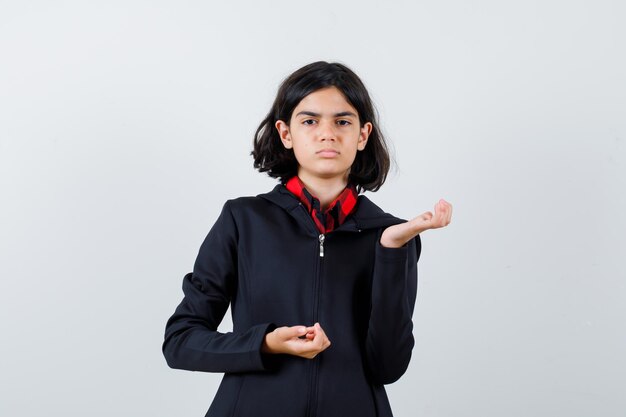 Free photo expressive young girl posing in the studio