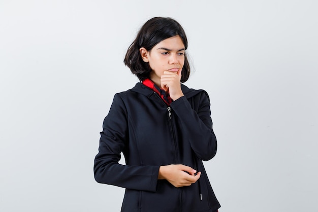 Free photo expressive young girl posing in the studio