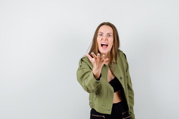 Free Photo expressive young girl posing in the studio