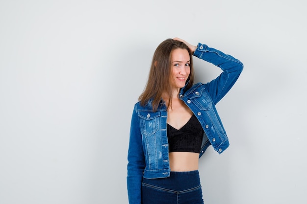 Free photo expressive young girl posing in the studio