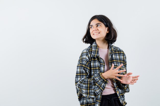 Free photo expressive young girl posing