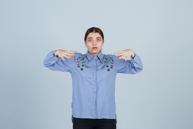 Free photo expressive young girl posing