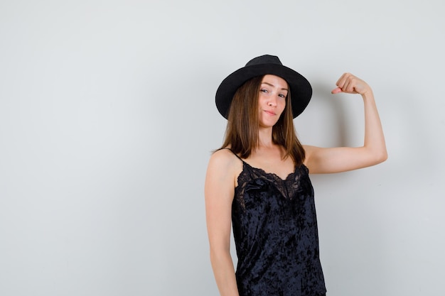 Free photo expressive young lady posing in the studio