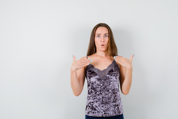 Free photo expressive young lady posing in the studio