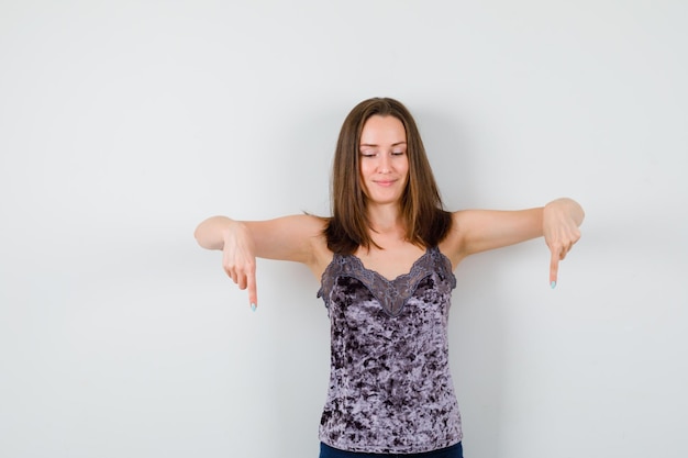 Free photo expressive young lady posing in the studio