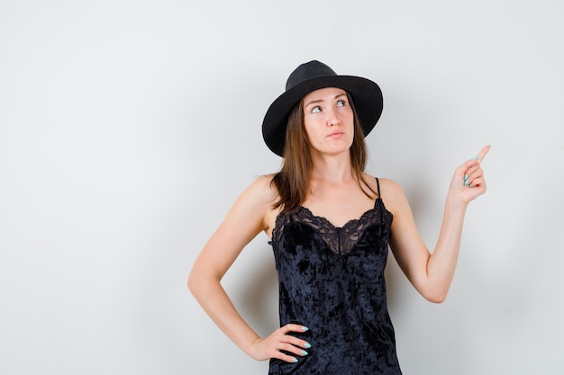 Free photo expressive young lady posing in the studio