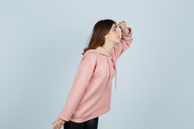 Free photo expressive young lady posing in the studio