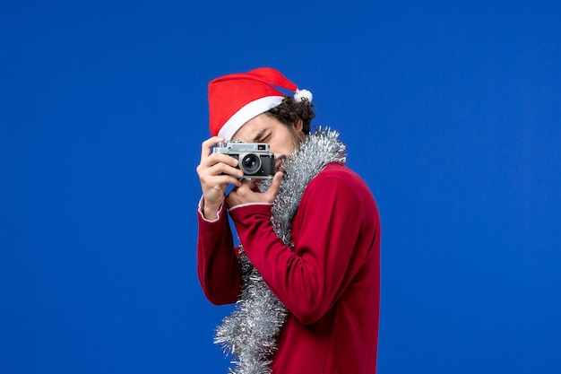 Free photo expressive young man posing for christmas