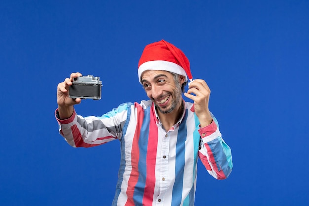 Free photo expressive young man posing for christmas