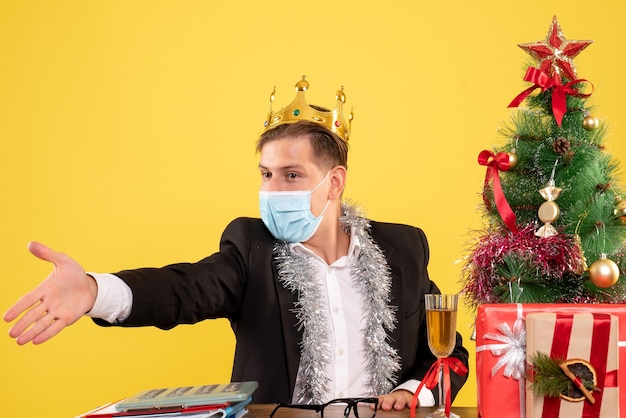 Free photo expressive young man posing for christmas