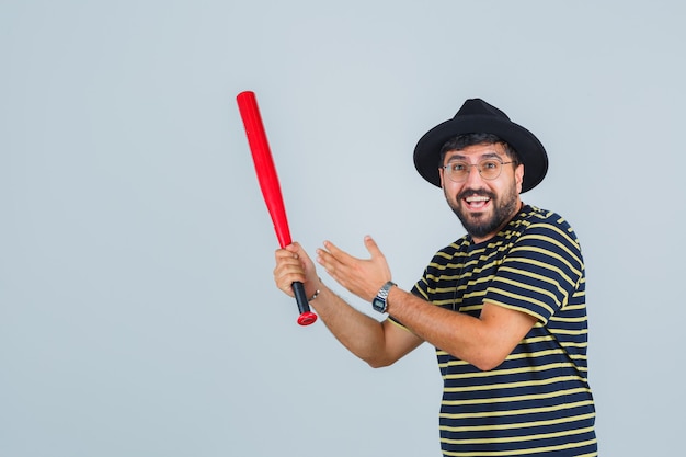 Free Photo expressive young man posing in the studio