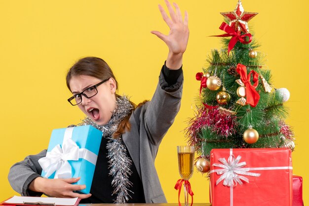 Free photo expressive young woman posing for christmas