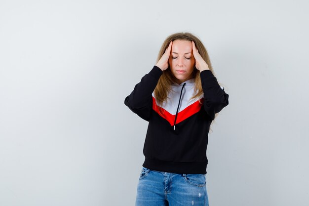 Free photo expressive young woman posing in the studio