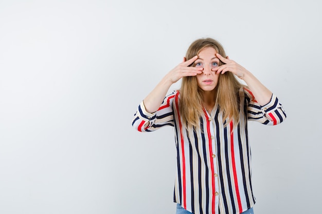 Free Photo expressive young woman posing in the studio