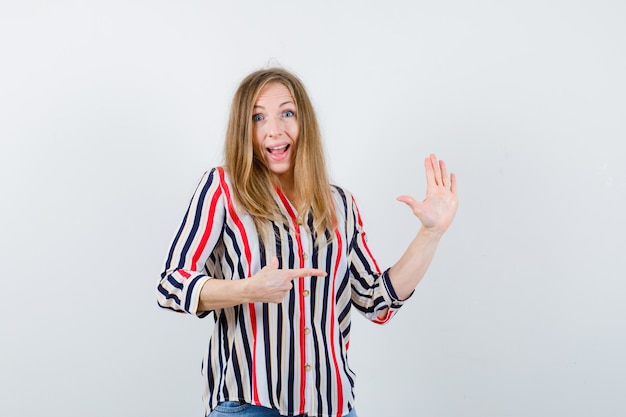 Free photo expressive young woman posing in the studio