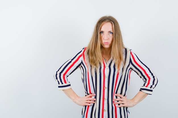 Free photo expressive young woman posing in the studio