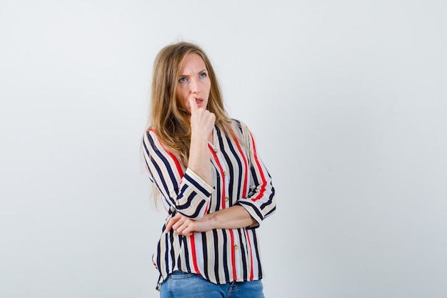 Free photo expressive young woman posing in the studio