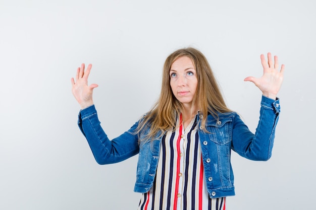 Free photo expressive young woman posing in the studio