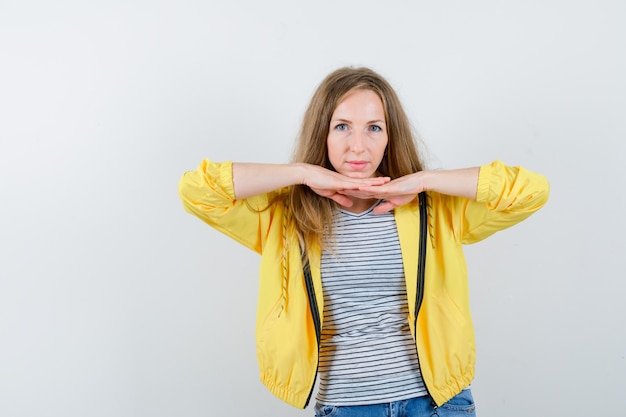 Free photo expressive young woman posing in the studio