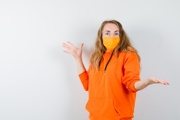 Free photo expressive young woman posing in the studio