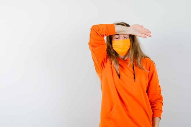 Free photo expressive young woman posing in the studio