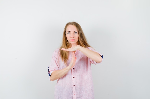 Free photo expressive young woman posing in the studio