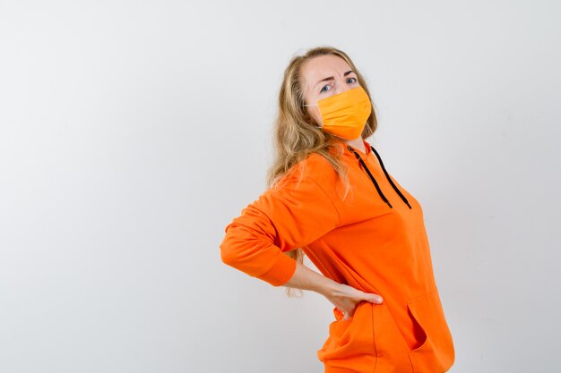 Free photo expressive young woman posing in the studio