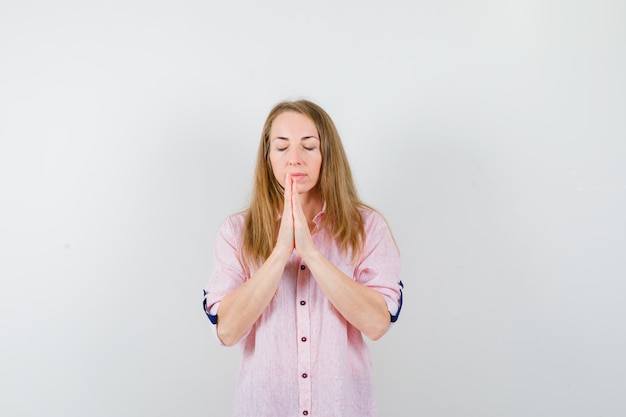 Free Photo expressive young woman posing in the studio