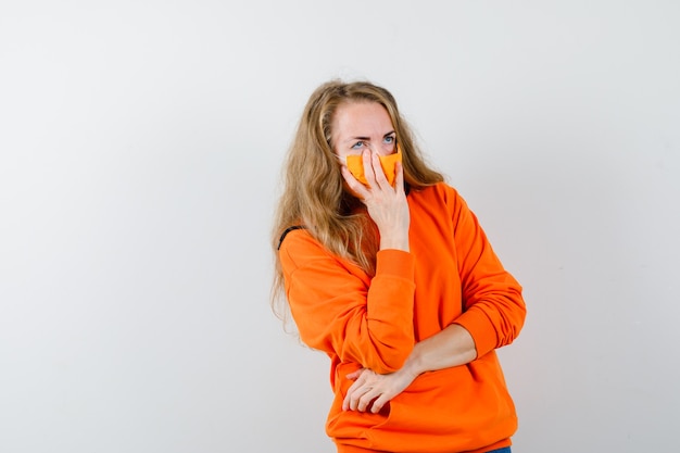 Free photo expressive young woman posing in the studio