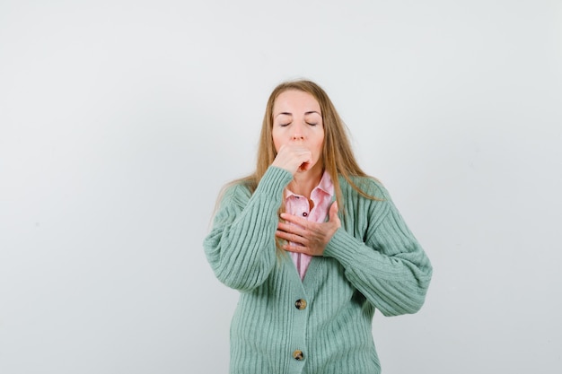 Free photo expressive young woman posing in the studio