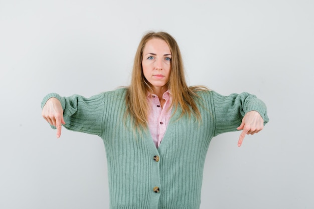 Free Photo expressive young woman posing in the studio