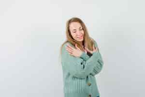 Free photo expressive young woman posing in the studio