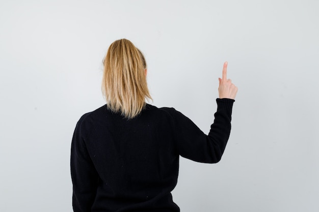 Free photo expressive young woman posing in the studio