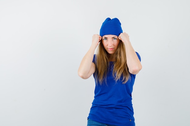 Free photo expressive young woman posing in the studio