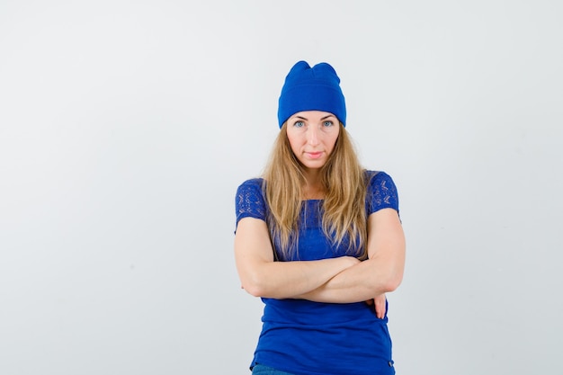 Free photo expressive young woman posing in the studio