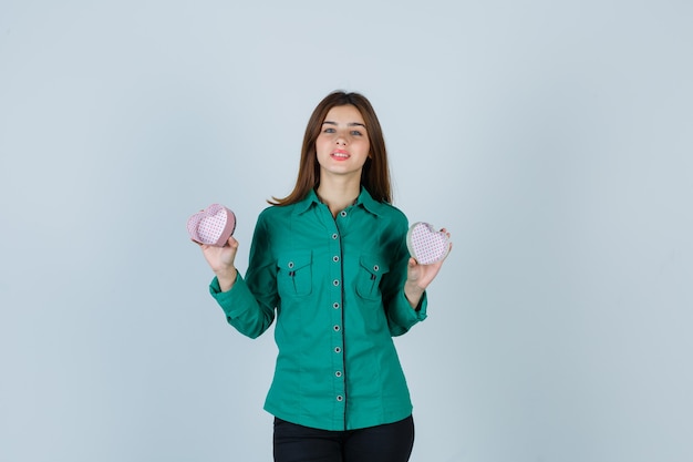 Free photo expressive young woman posing in the studio