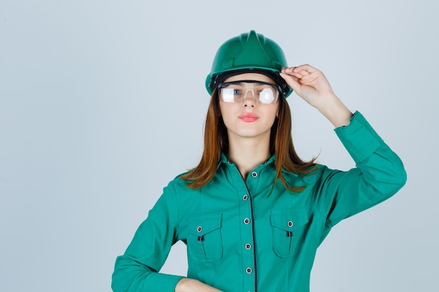 Free photo expressive young woman posing in the studio