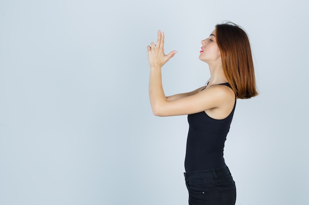 Free photo expressive young woman posing in the studio