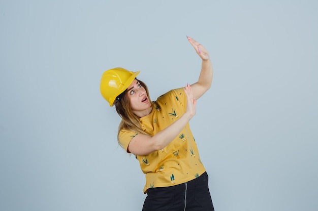 Free photo expressive young woman posing in the studio