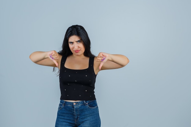 Free photo expressive young woman posing in the studio