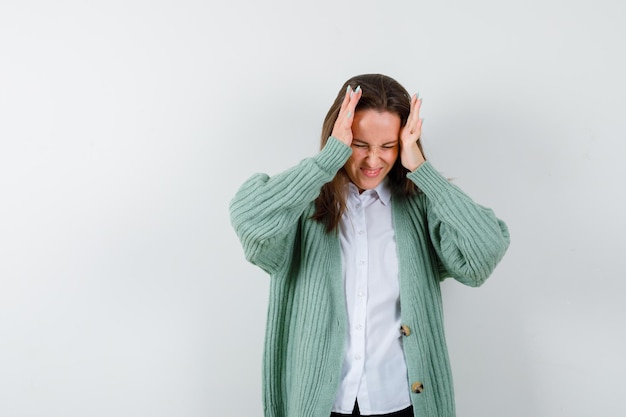 Free photo expressive young woman posing in the studio